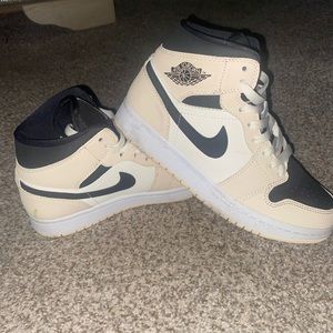 Air Jordan 1 mid